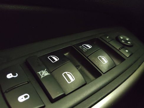 Used 2019 Jeep Cherokee Latitude Plus w/ Cold Weather Group AWD/4WD image 27