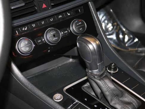 Used 2019 Volkswagen Jetta SE w/ Cold Weather Package FWD image 41