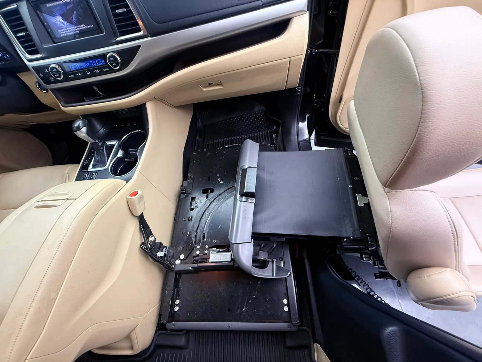 Used 2019 Toyota Highlander XLE AWD/4WD image 20