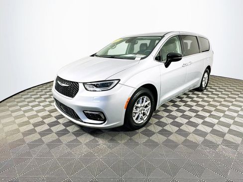 Certified 2024 Chrysler Pacifica Touring-L image 5