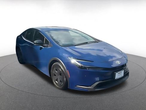 Used 2025 Toyota Prius LE FWD image 3