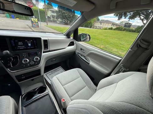 Used 2016 Toyota Sienna LE FWD image 17