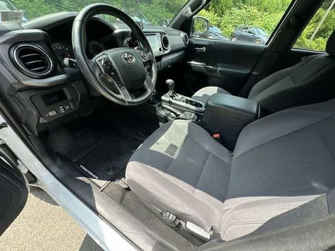 Used 2018 Toyota Tacoma TRD Off-Road AWD/4WD image 16