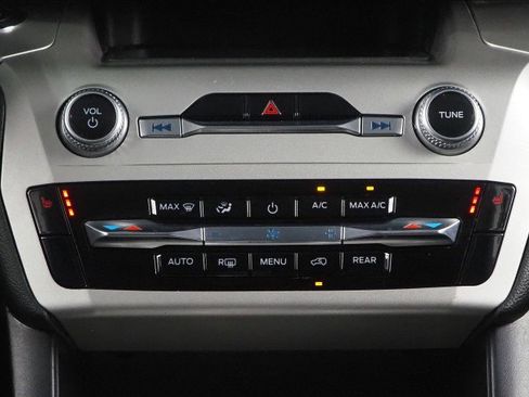 Used 2022 Ford Explorer XLT image 24