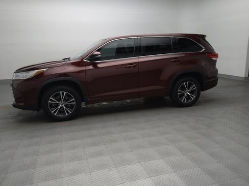 Used 2018 Toyota Highlander LE FWD image 2