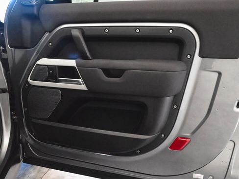 Used 2023 Land Rover Defender 90 S image 10