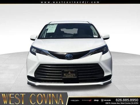 Used 2025 Toyota Sienna LE FWD image 3