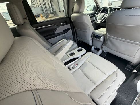 Used 2016 Toyota Highlander Limited Platinum image 19