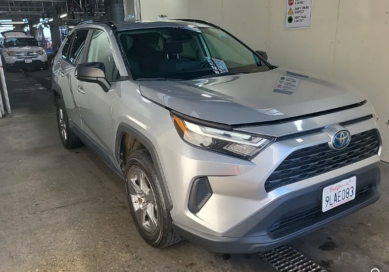 Used 2024 Toyota RAV4 LE AWD/4WD image 5