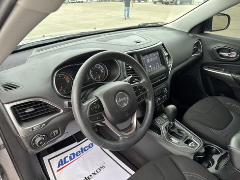 Used 2019 Jeep Cherokee Latitude w/ Popular Appearance Group FWD image 9