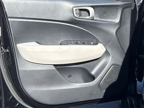 Used 2023 Hyundai Venue SEL image 11