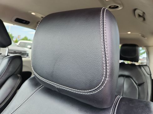 Used 2022 Chrysler Pacifica Touring-L FWD image 11