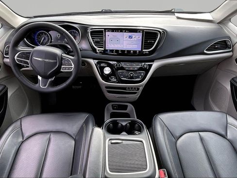 Used 2023 Chrysler Pacifica Touring-L image 8