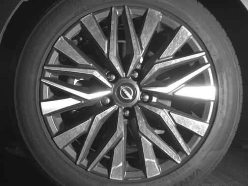 Used 2025 Nissan Altima 2.5 SV FWD image 12