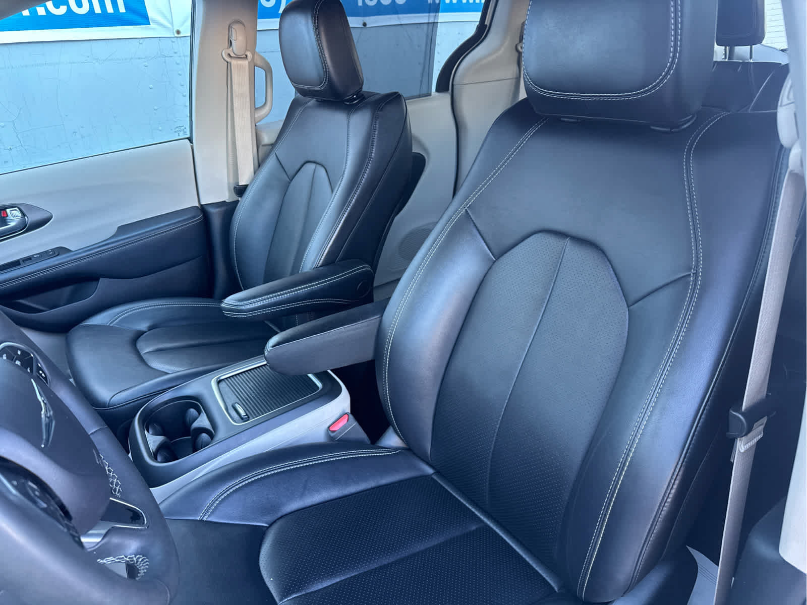 Used 2024 Chrysler Pacifica Touring-L FWD image 29