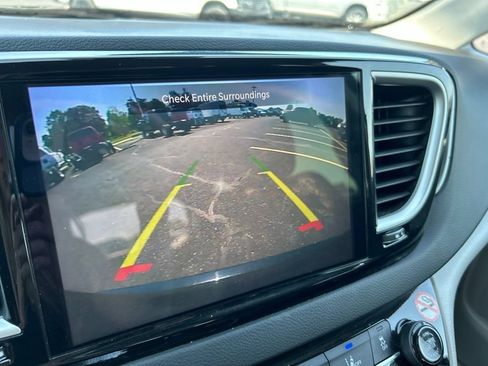 Certified 2024 Chrysler Pacifica Touring-L FWD image 18