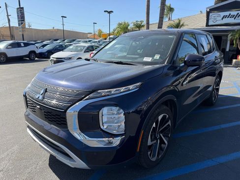 Used 2023 Mitsubishi Outlander SE image 3