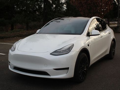 Used 2020 Tesla Model Y Long Range image 1