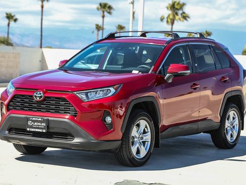 Used 2020 Toyota RAV4 XLE w/ Carpet Mat Package FWD image 3