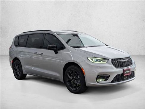 New 2026 Chrysler Pacifica Limited w/ S Appearance Package AWD/4WD image 6
