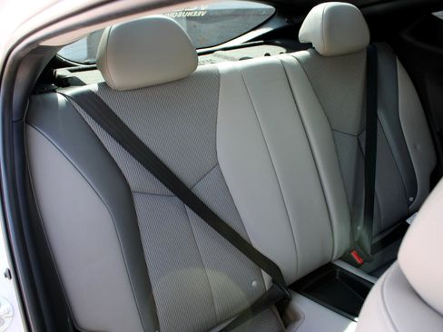 Used 2012 Hyundai Veloster w/ Style Pkg image 16