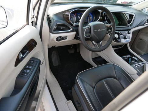 Used 2022 Chrysler Pacifica Limited w/ Uconnect Theater Family Group AWD/4WD image 10