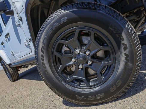 Used 2022 Jeep Gladiator Sport image 2