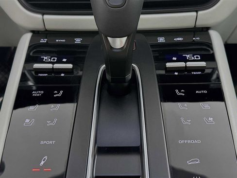 Certified 2025 Porsche Macan S image 22