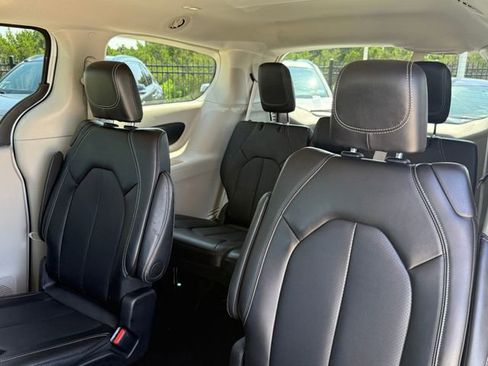 Used 2024 Chrysler Pacifica Touring-L FWD image 25