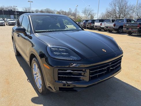 Used 2024 Porsche Cayenne image 2