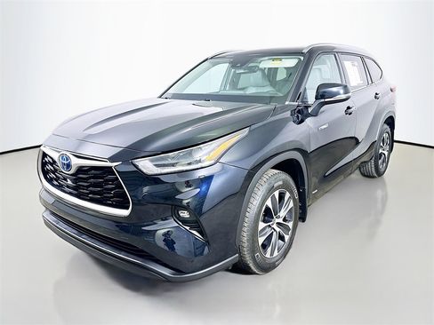 Used 2021 Toyota Highlander XLE image 3