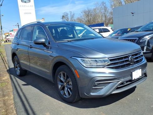 Used 2022 Volkswagen Tiguan SE image 1