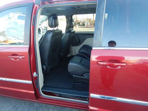 Used 2013 Chrysler Town & Country Touring-L image 16