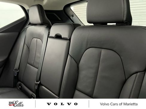Used 2025 Volvo XC40 B5 Plus image 23