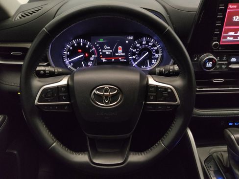 Used 2022 Toyota Highlander XLE FWD image 22