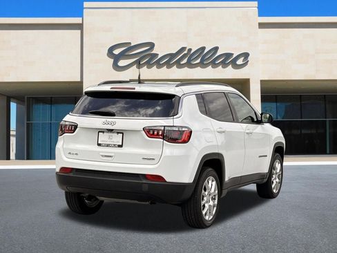 Used 2023 Jeep Compass Latitude AWD/4WD image 3