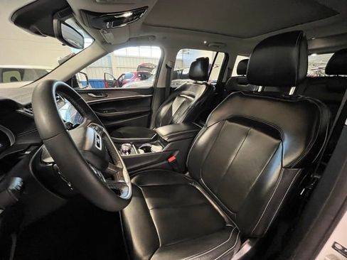 Used 2024 Jeep Grand Cherokee Limited image 21