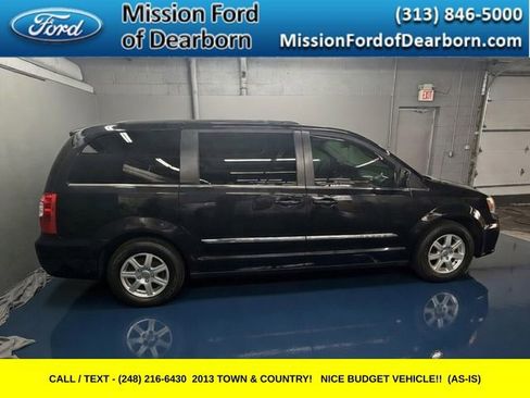 Used 2013 Chrysler Town & Country Touring image 4