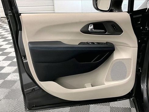 Used 2021 Chrysler Pacifica Touring-L w/ Uconnect Theater Family Group image 16