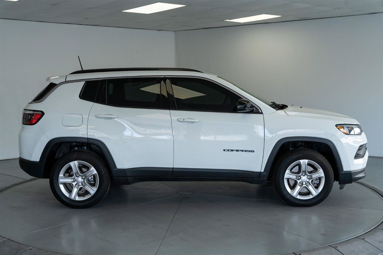 Used 2023 Jeep Compass Latitude AWD/4WD image 7