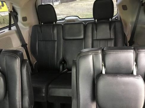 Used 2015 Chrysler Town & Country Touring-L w/ Driver Convenience Group image 12