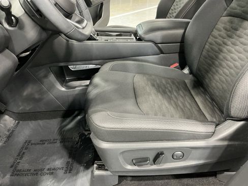 Used 2025 Nissan Pathfinder SV image 17