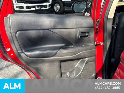 Used 2020 Mitsubishi Outlander SE image 28