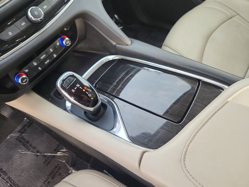 Used 2019 Buick Enclave Essence image 16