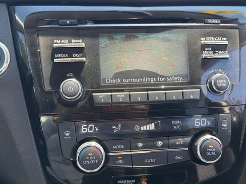 Used 2017 Nissan Rogue SV AWD/4WD image 20