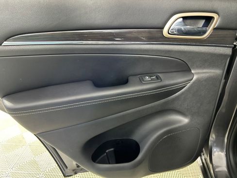 Used 2017 Jeep Grand Cherokee Overland image 16