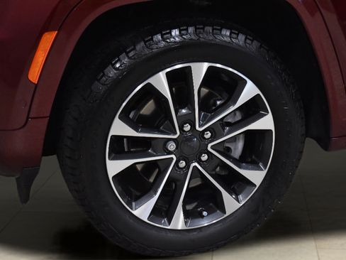 Used 2022 Jeep Grand Cherokee L Overland w/ Luxury Tech Group IV AWD/4WD image 39