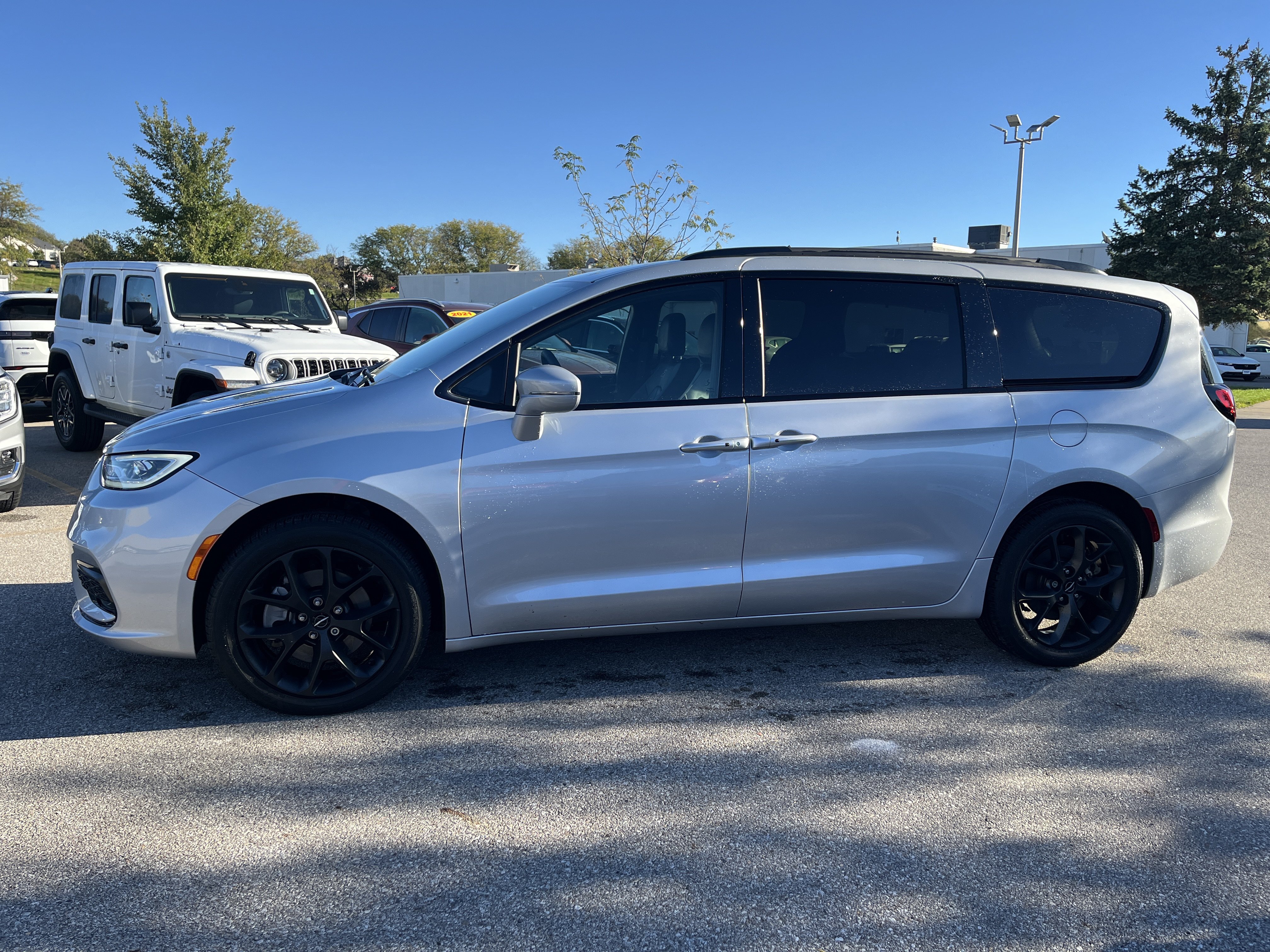 Used 2022 Chrysler Pacifica Touring-L w/ S Appearance Package AWD/4WD image 7