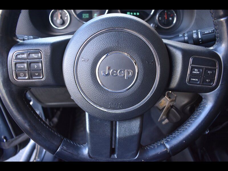 Used 2017 Jeep Wrangler Unlimited Rubicon w/ Connectivity Group AWD/4WD image 14