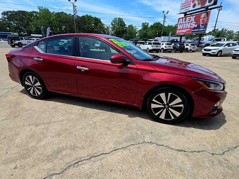 Used 2021 Nissan Altima 2.5 SV w/ SV Premium Package FWD image 4